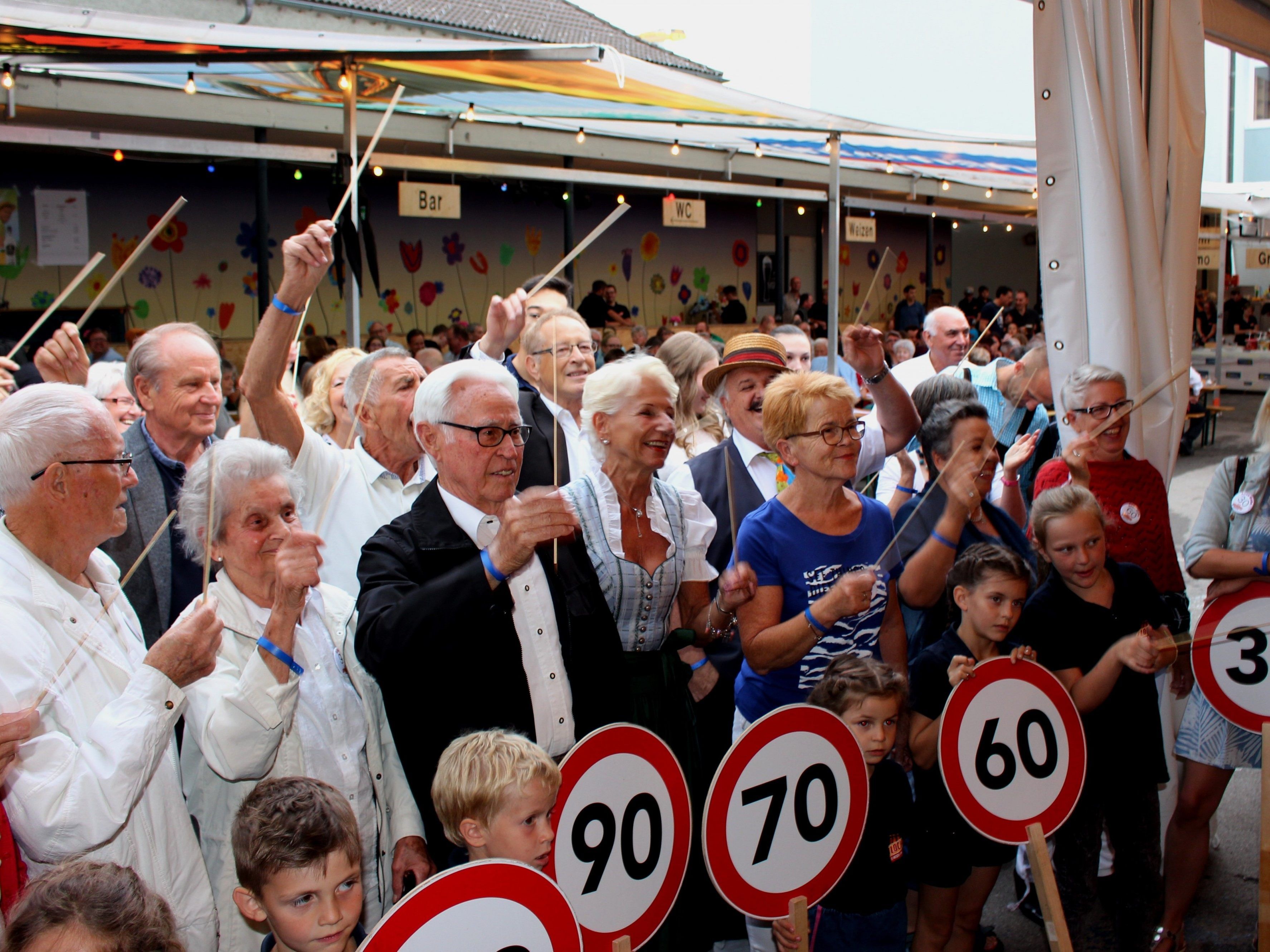 Beste Stimmung beim Leiblachtaler Jubiläums-Jahrgänger-Treffen auf dem Lochauer Dorffest.