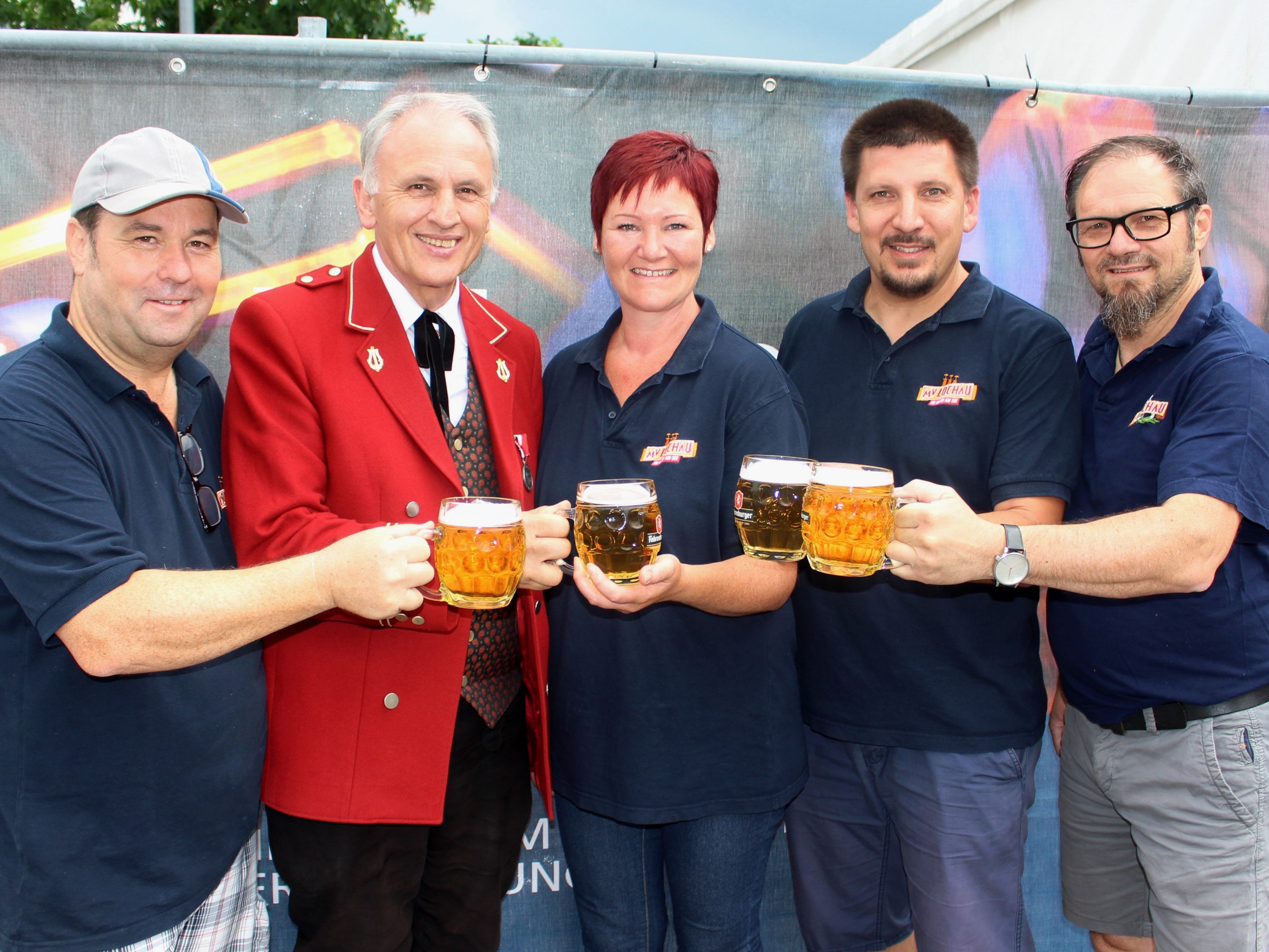 Das bewährte Team des Musikvereines um Vorstand Wolfram Baldauf, Vizevorstand Achim Langegg, Helmut Immler sowie Caroline und Volker Stefani freute sich über ein erfolgreiches Dorffest. Das bewährte Team des Musikvereines um Vorstand Wolfram Baldauf, Vizevorstand Achim Langegg, Helmut Immler sowie Caroline und Volker Stefani freute sich über ein erfolgreiches Dorffest.