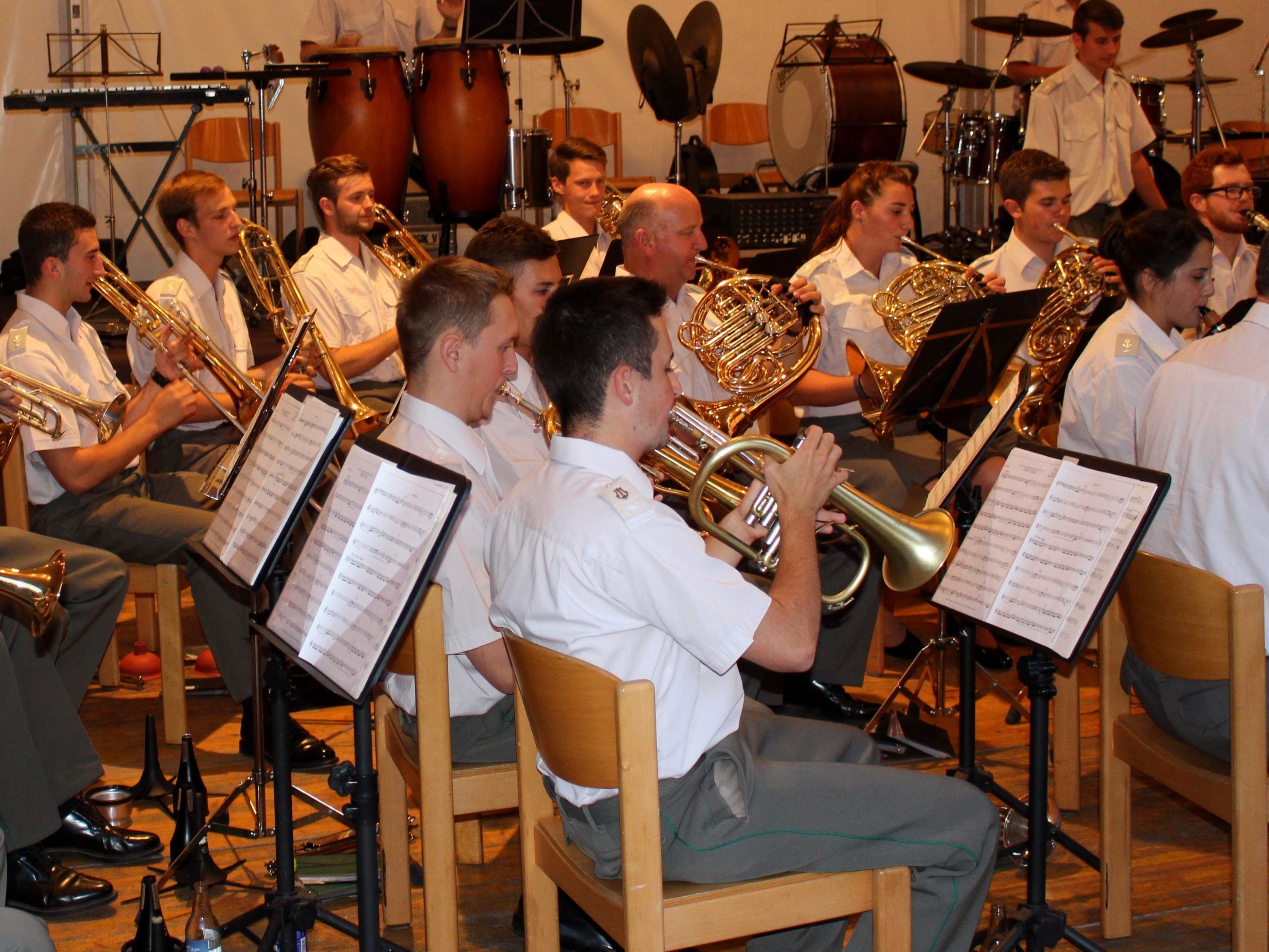 Einen exzellenten Auftritt hatte das „Militärmusik Vorarlberg“ unter der Stabführung von Major Wolfram Öller beim traditionellen Sommerkonzert in Lochau. Einen exzellenten Auftritt hatte das „Militärmusik Vorarlberg“ unter der Stabführung von Major Wolfram Öller beim traditionellen Sommerkonzert in Lochau.