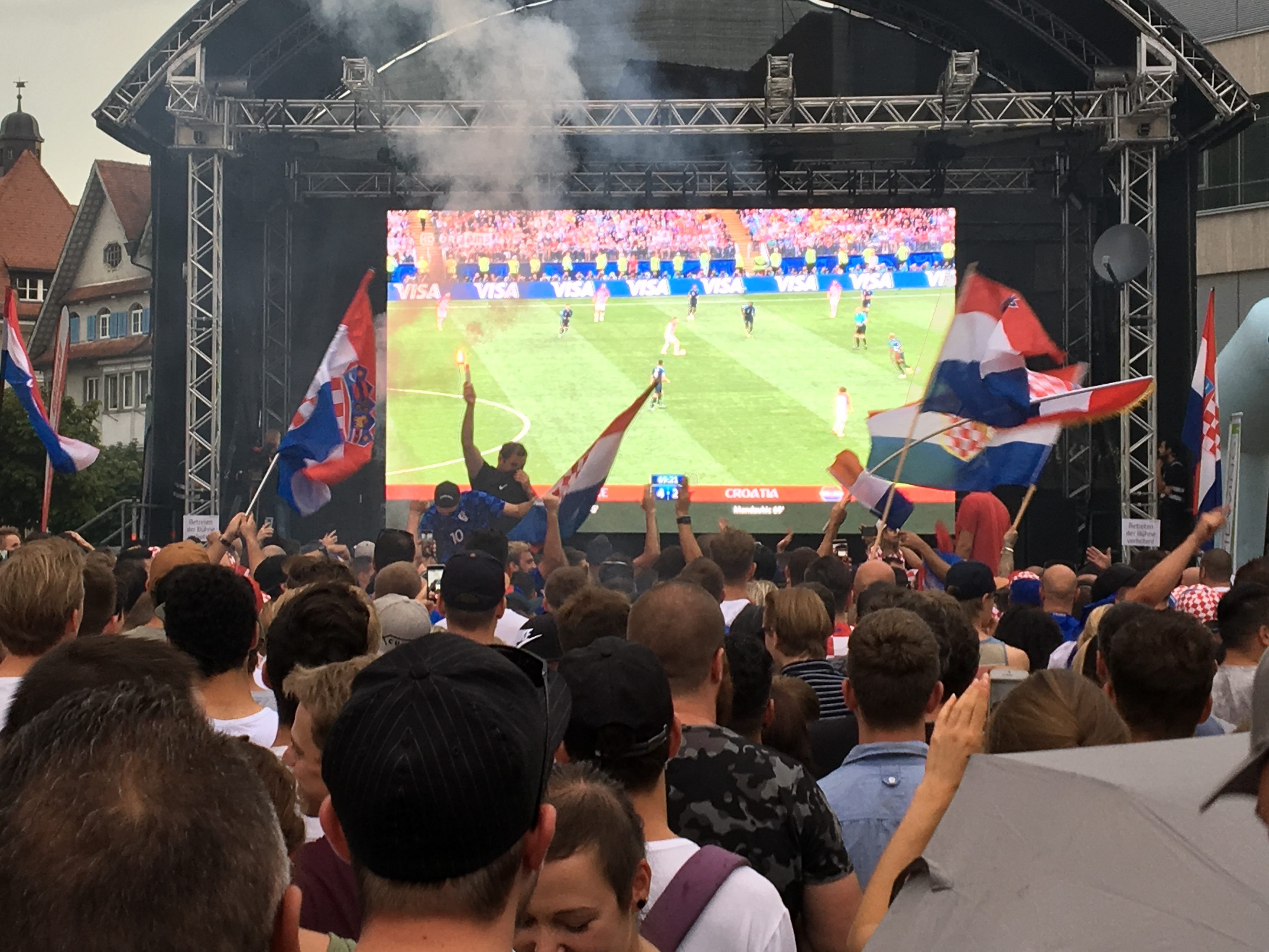 Zu Beginn hatten die Kroatien-Fans auf dem MArktplatz in Dornbirn allen Grund zu Jubeln.