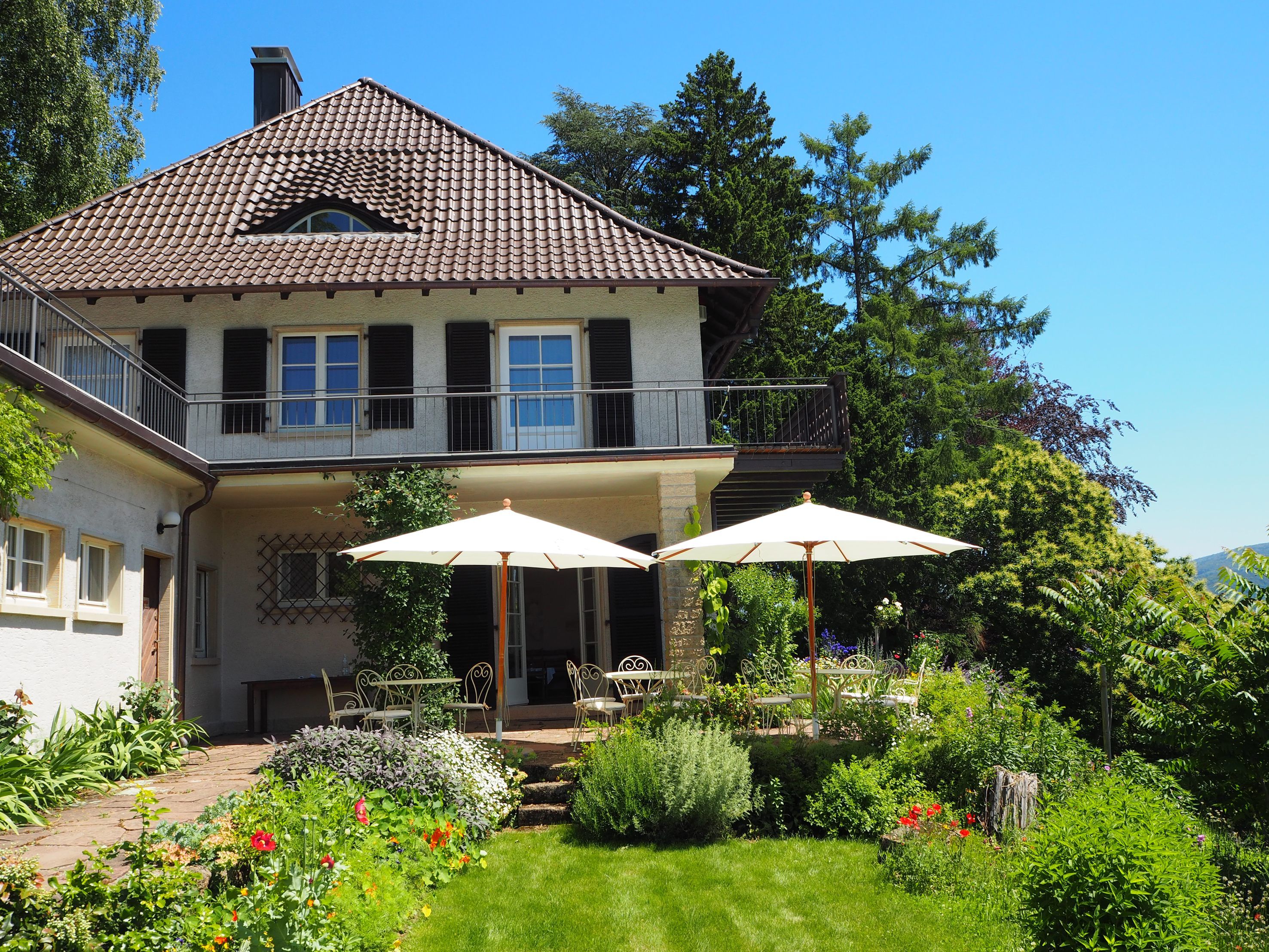 Terrasse des Museumscafés mit Blick auf den Bodensee