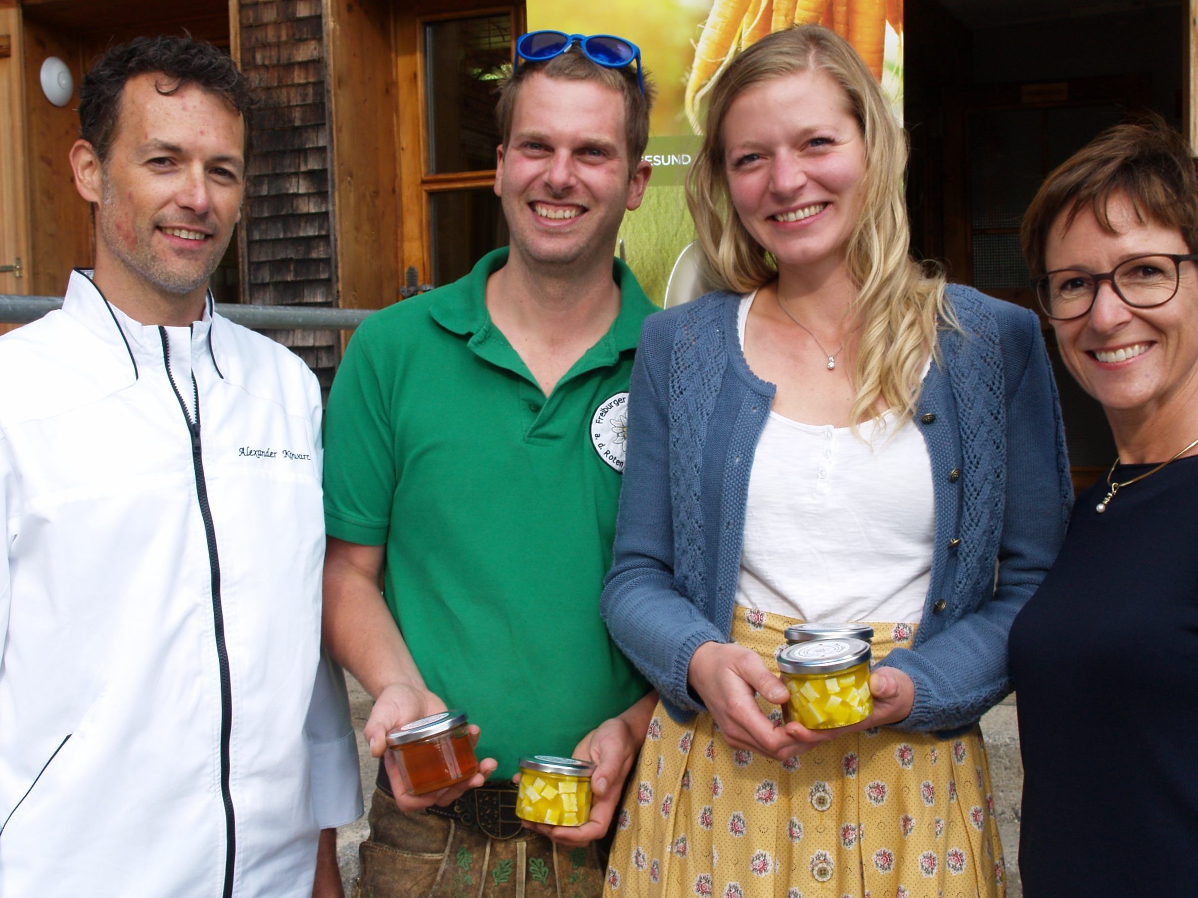 Wirtepaar Kathrin und Florian Mittermayer mit Projektleiterin Angelika Stöckler und Berater Alexander Kowarc (Mehrwert für alle) Wirtepaar Kathrin und Florian Mittermayer mit Projektleiterin Angelika Stöckler und Berater Alexander Kowarc (Mehrwert für alle)