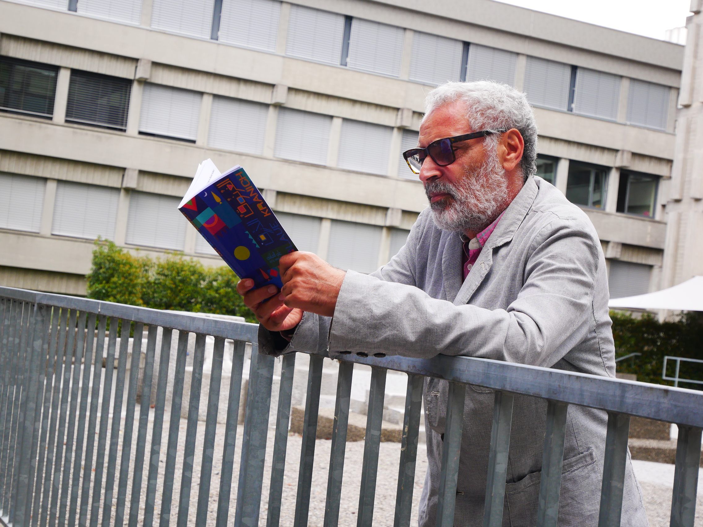 In seinem Buch erzählt Aly El Ghoubashy von den Erfahrungen eines arabischen Menschen, der nach Europa kommt. In seinem Buch erzählt Aly El Ghoubashy von den Erfahrungen eines arabischen Menschen, der nach Europa kommt.
