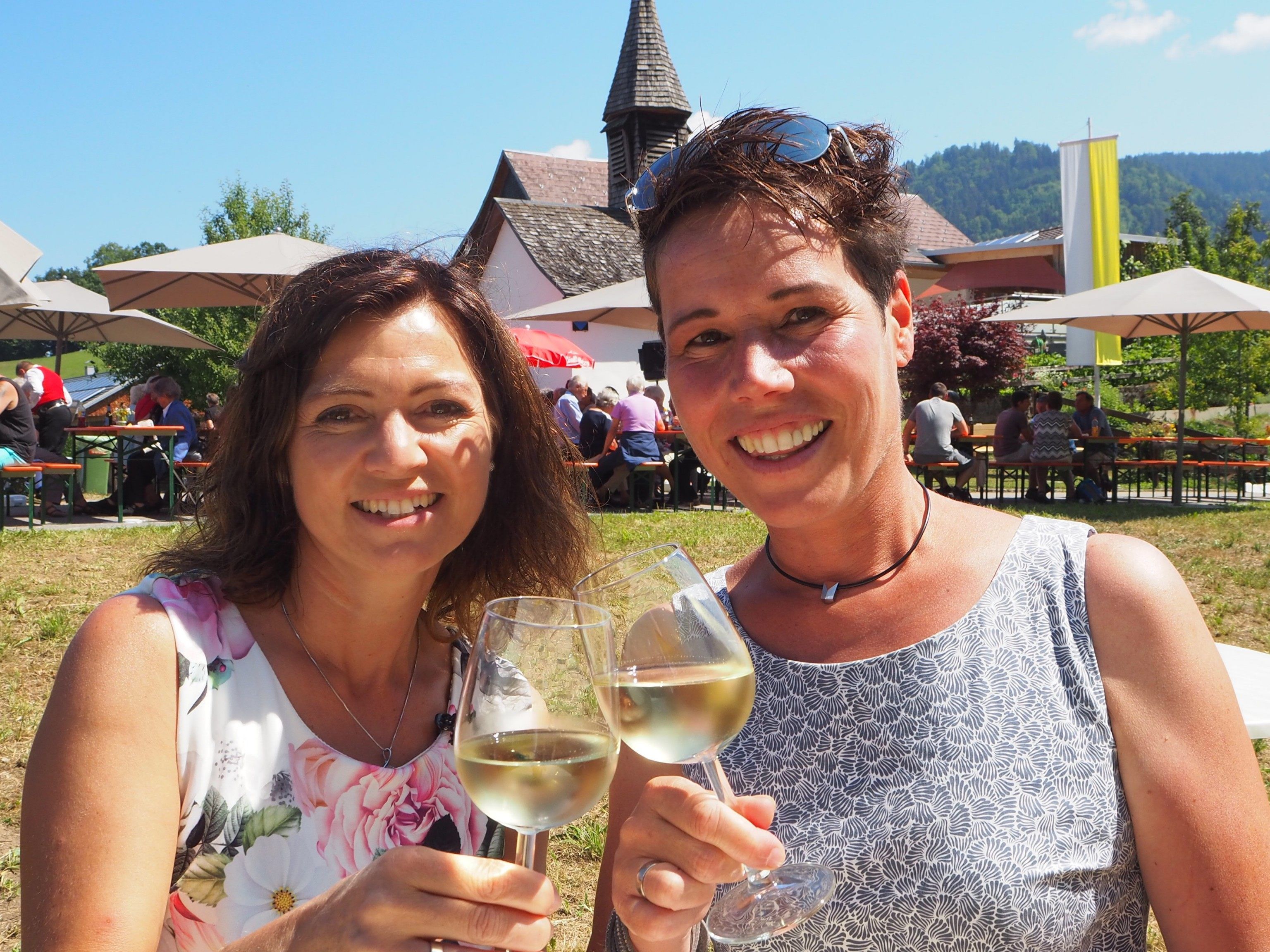 Messwein beim Kapellenfest von Margit und Marion