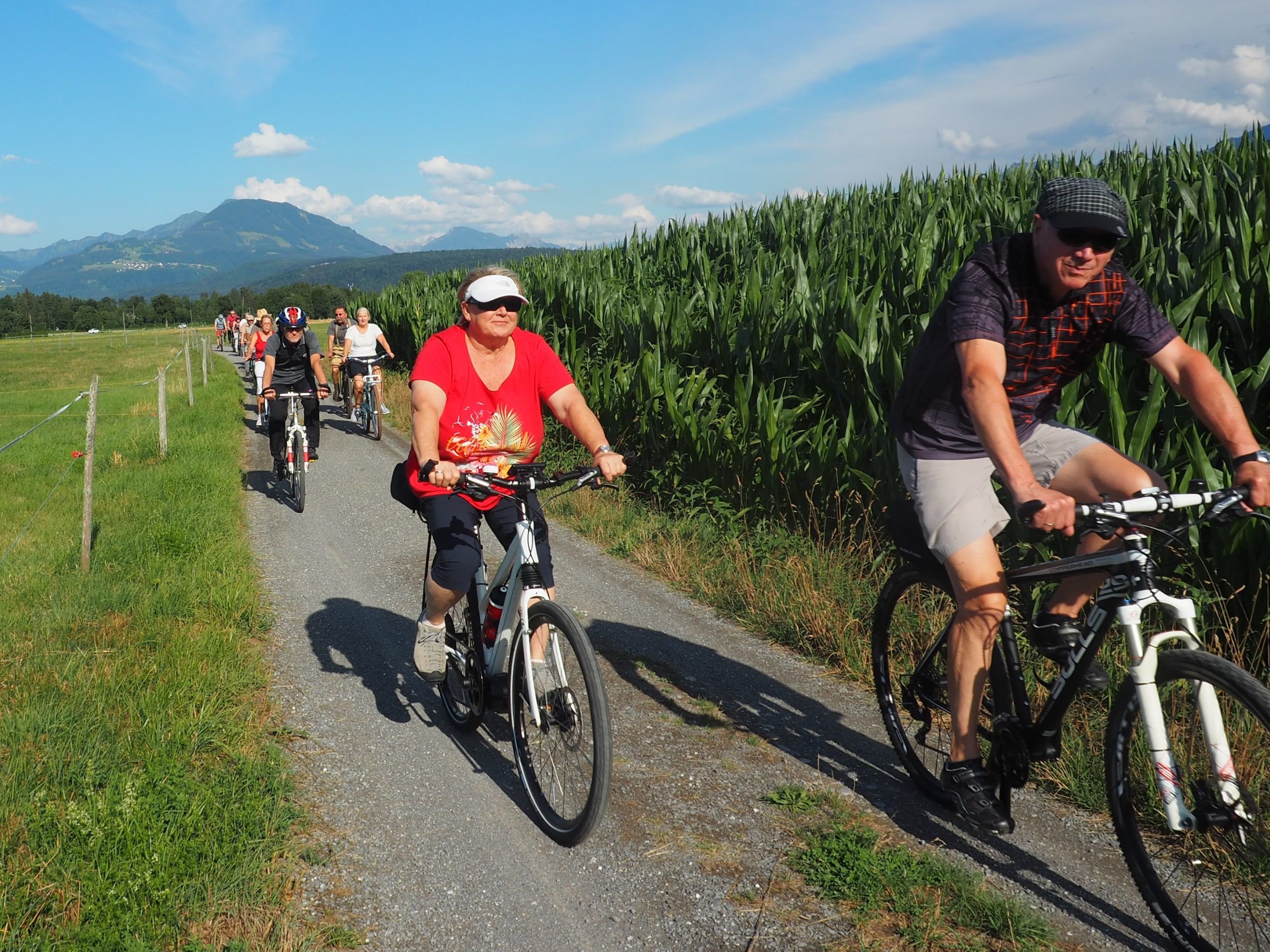 Etwa fünfzig Radfahrer aus drei Ländern begaben sich ins Ried.