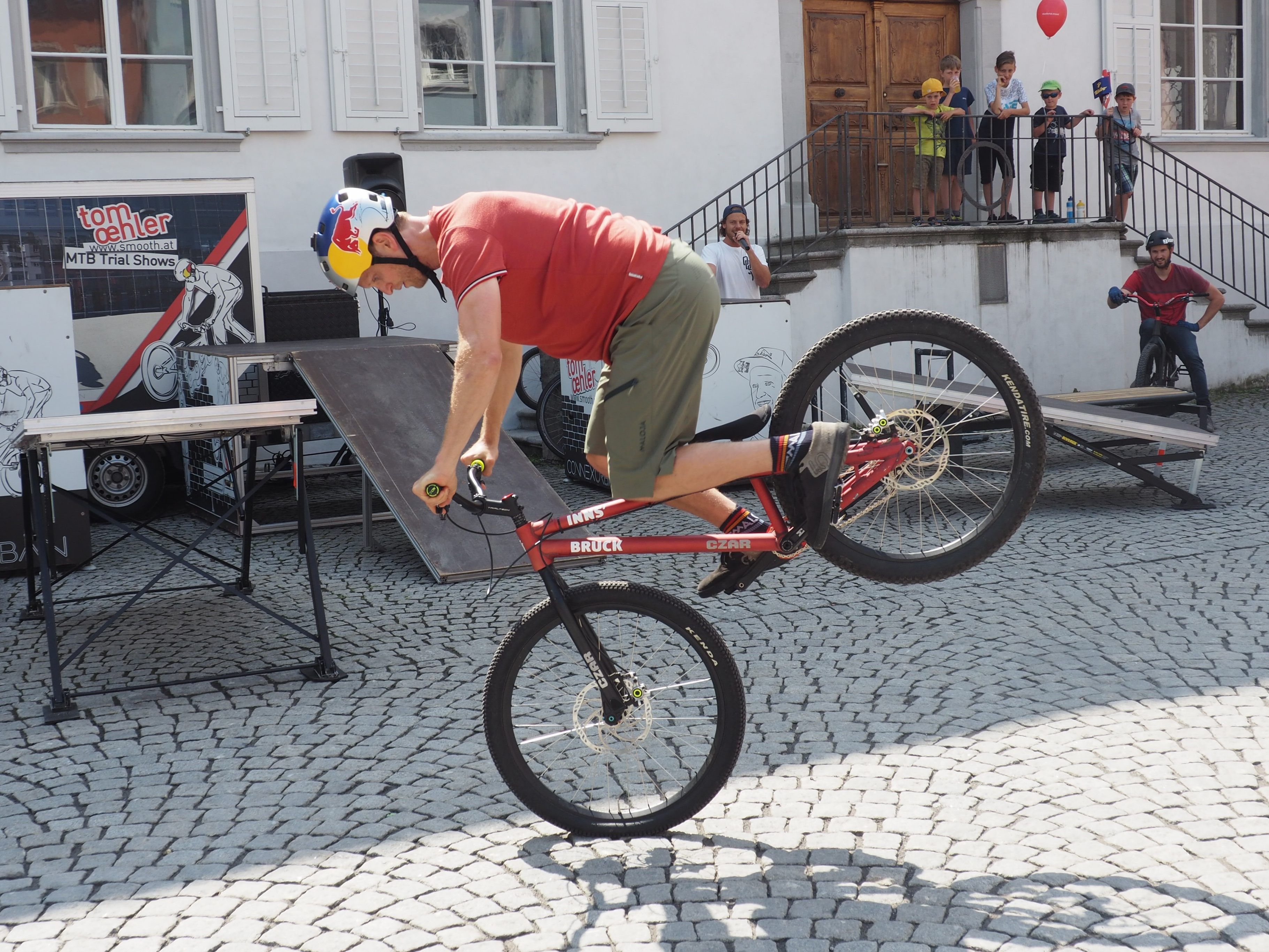 Zum Start der Österreichrundfahrt wurden tolle Stunts auf dem Rad präsentiert. Zum Start der Österreichrundfahrt wurden tolle Stunts auf dem Rad präsentiert.
