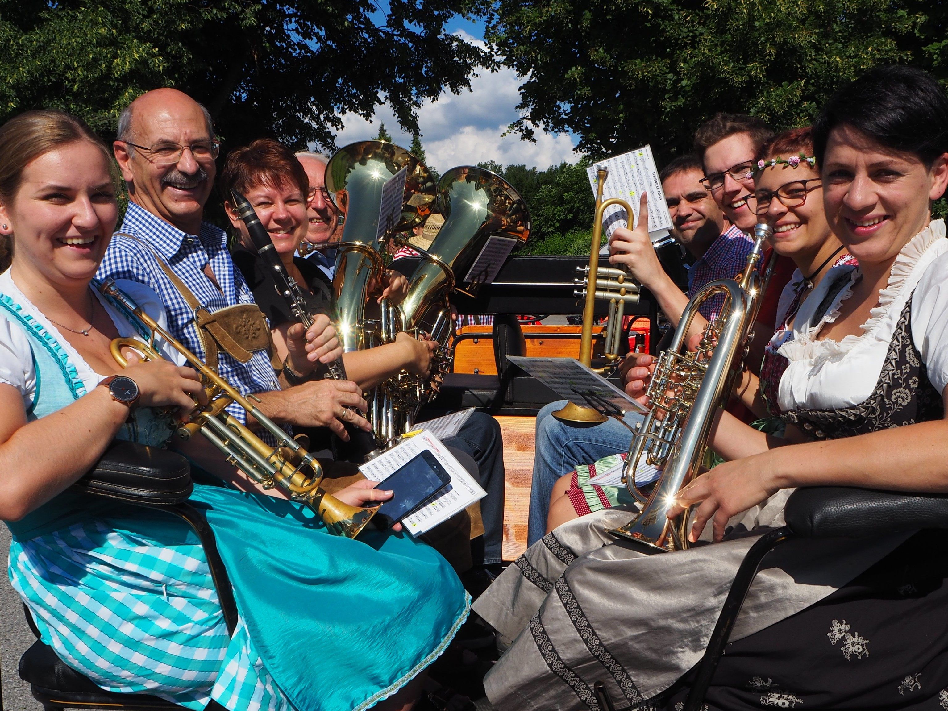 Abordnung des Musikvereins spielte beim Umzug auf einem Traktoranhänger Abordnung des Musikvereins spielte beim Umzug auf einem Traktoranhänger