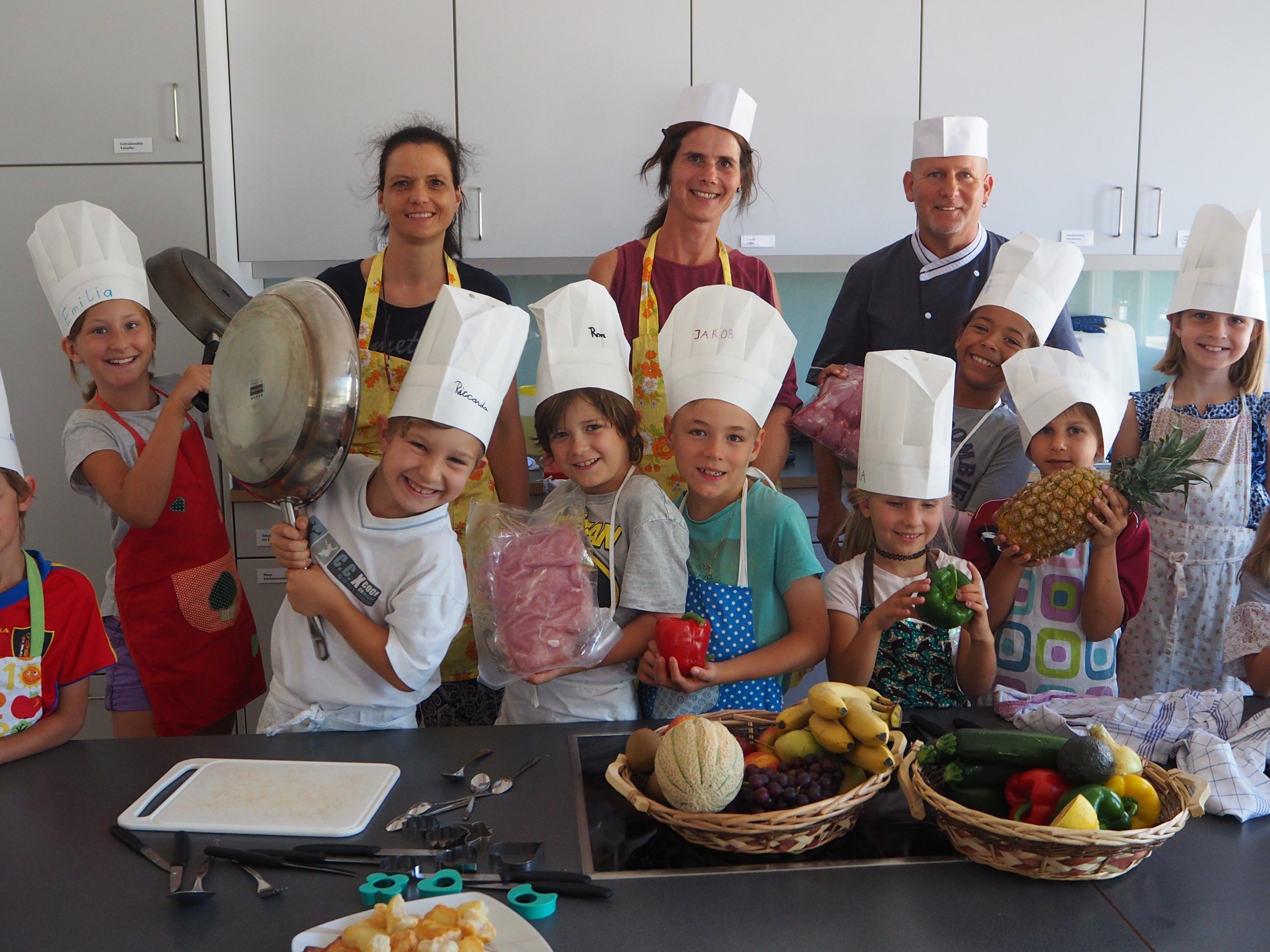 Gruppenfoto der Nachwuchsköche mit Barbara Draxler, Michaela Metzler und Elmar Karlinger Gruppenfoto der Nachwuchsköche mit Barbara Draxler, Michaela Metzler und Elmar Karlinger