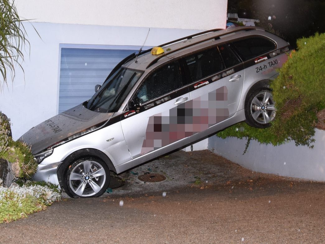 Das entwendete Taxi landete nach seiner Irrfahrt total beschädigt vor einer Garageneinfahrt. Das entwendete Taxi landete nach seiner Irrfahrt total beschädigt vor einer Garageneinfahrt.