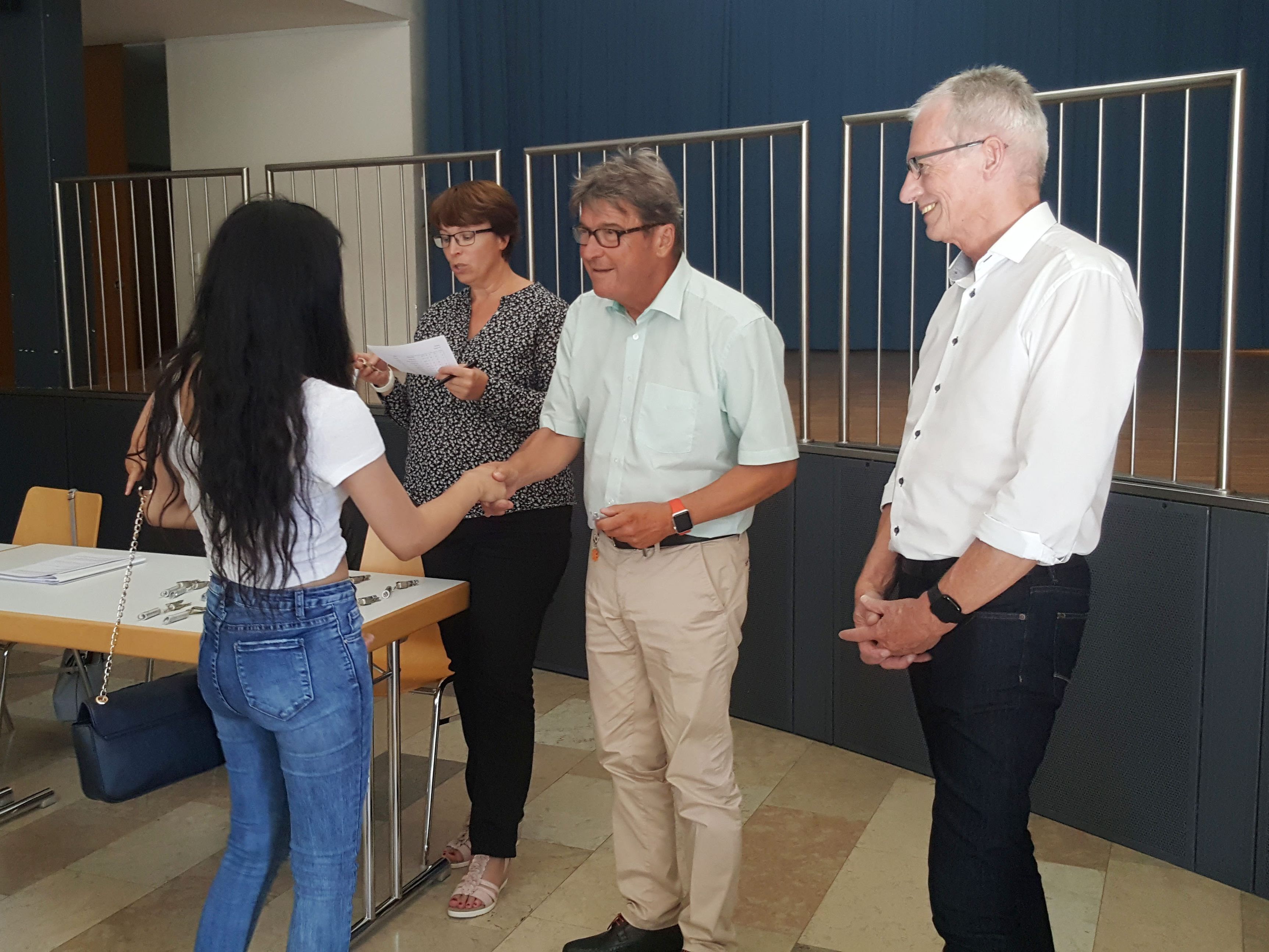 In der Aula der Volksschule wurden die Schlüssel an die neuen Mieter übergeben. In der Aula der Volksschule wurden die Schlüssel an die neuen Mieter übergeben.