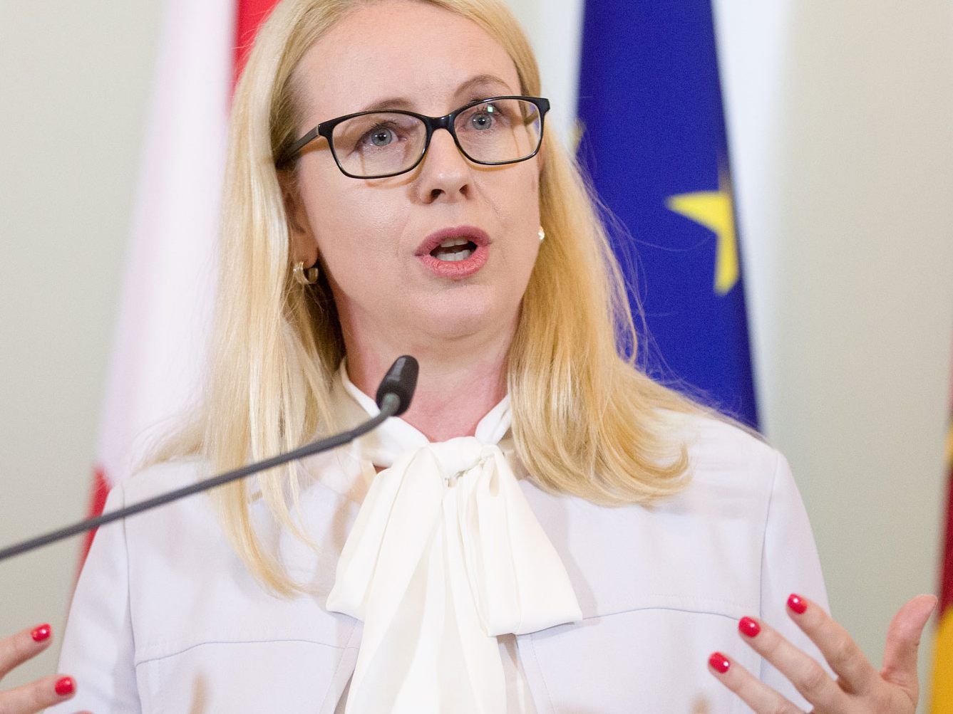 Wirtschaftsministerin Schramböck bezeichnet das Vorarlberger Pilotprojekt zur Pflegelehre als Vorbild.