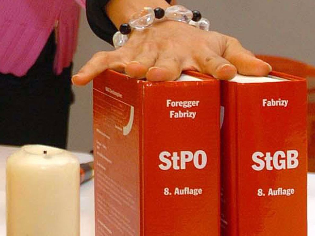Ein StPO-Buch (Strafprozess-Ordnung) das StGB (Strafgesetzbuch).