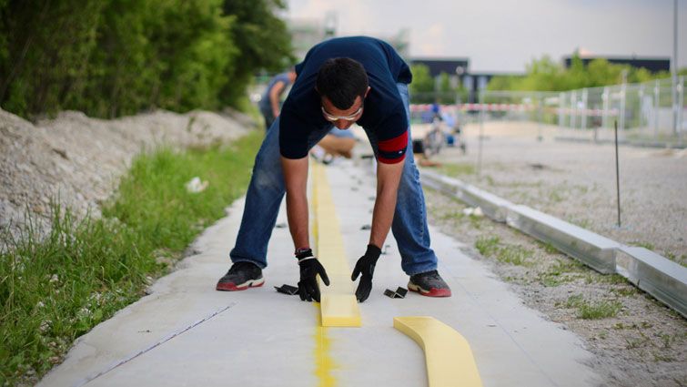 Beim Prototyp kamen zwischen Betonplatte und Schiene elastische Lager aus Sylomer® zum Einsatz.  Bild: WARR Hyperloop