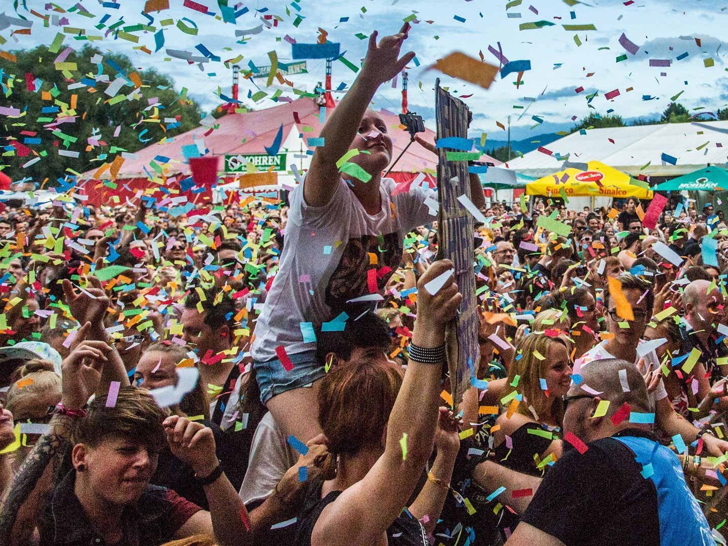 Live auf erstmals zwei Bühnen gibt es beim Szene Openair Weltstars, Acts und Newcomer zu erleben. Live auf erstmals zwei Bühnen gibt es beim Szene Openair Weltstars, Acts und Newcomer zu erleben.
