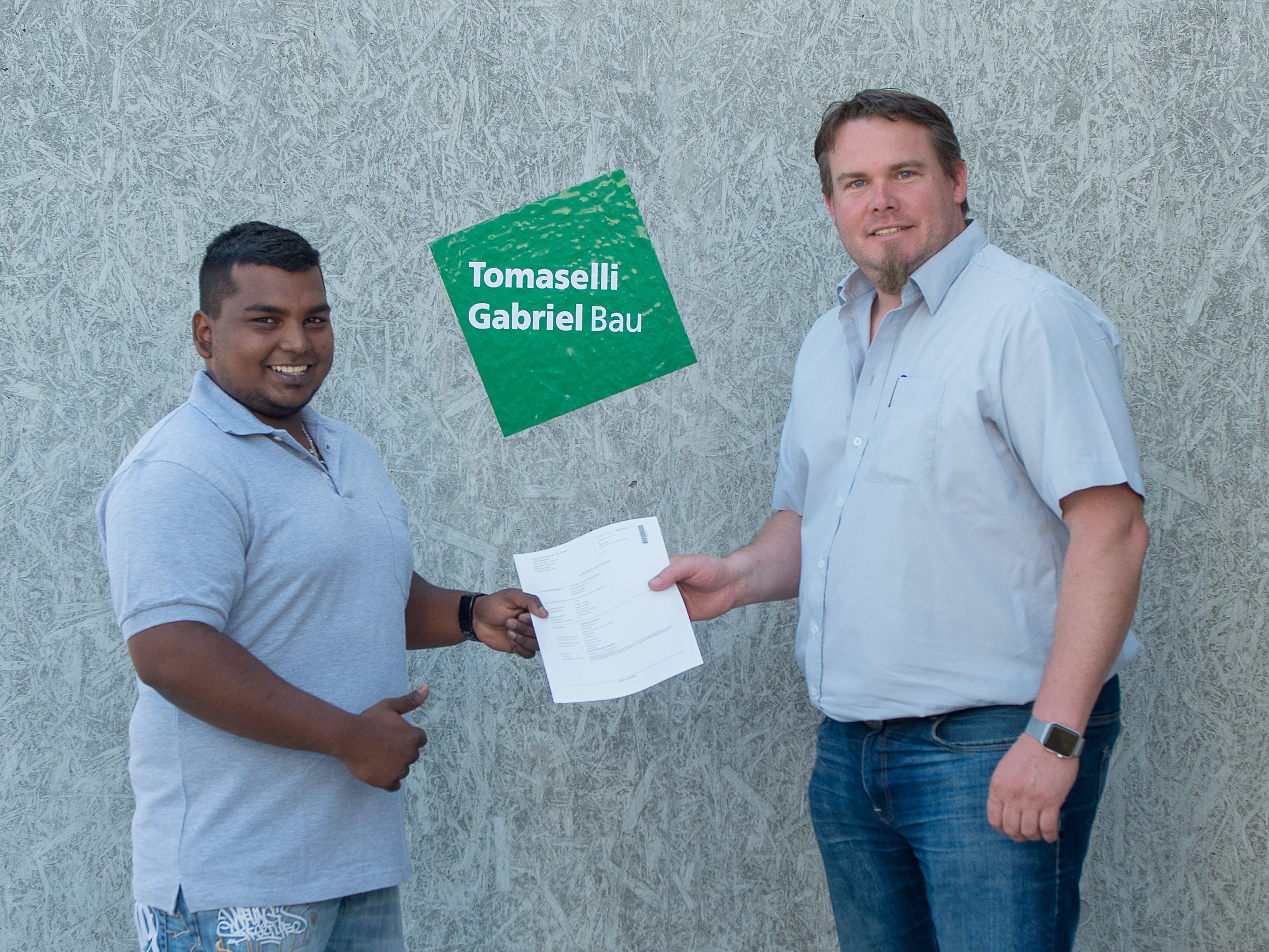 Suprean Leitner erhält seinen Lehrvertrag von Markus Fritsch, Ausbildner bei Tomaselli Gabriel Bau. Suprean Leitner erhält seinen Lehrvertrag von Markus Fritsch, Ausbildner bei Tomaselli Gabriel Bau.