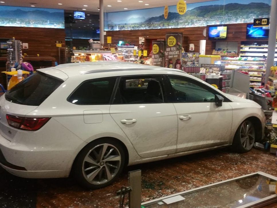 Der 32-Jährige krachte in den Tankstellenshop. Der 32-Jährige krachte in den Tankstellenshop.