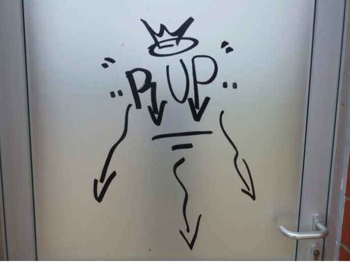 Erneut hat ein Graffiti-Sprayer "RUP" an eine Türe gemalt.
