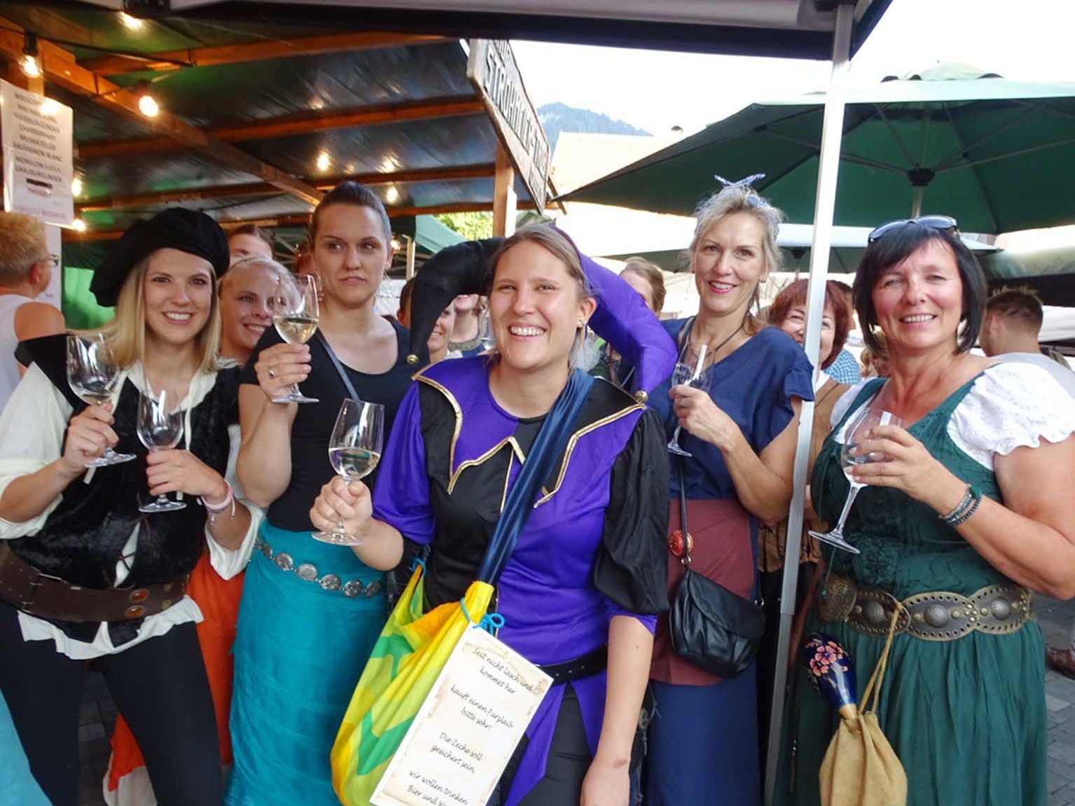 Bianca Greif (Mitte) feierte ihren Polterabend mit Freundinnen beim Weinfest.