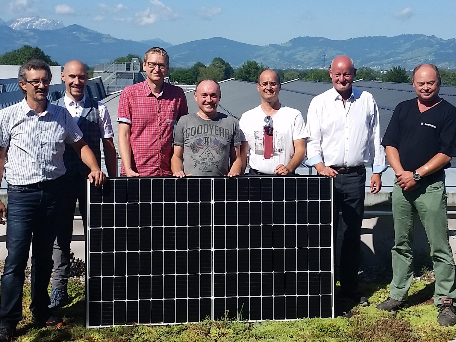 Werksleiter Markus Kronenwett (Zweiter von rechts) und das Projektteam über den Dächern der Fertigungshallen in der Schweizerstraße. Werksleiter Markus Kronenwett (Zweiter von rechts) und das Projektteam über den Dächern der Fertigungshallen in der Schweizerstraße.