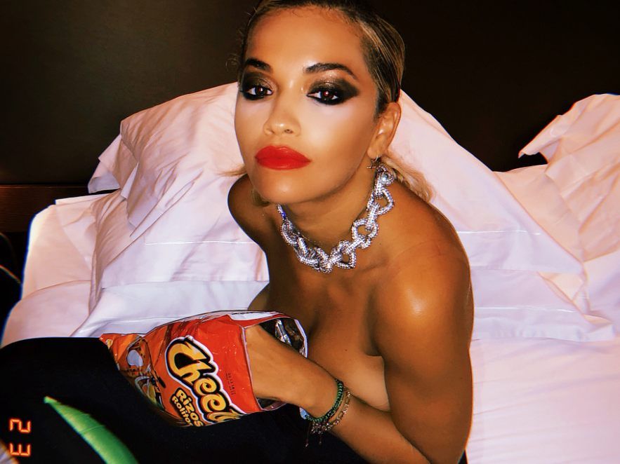 So sexy kann nur Rita Ora Chips in Szene setzen.