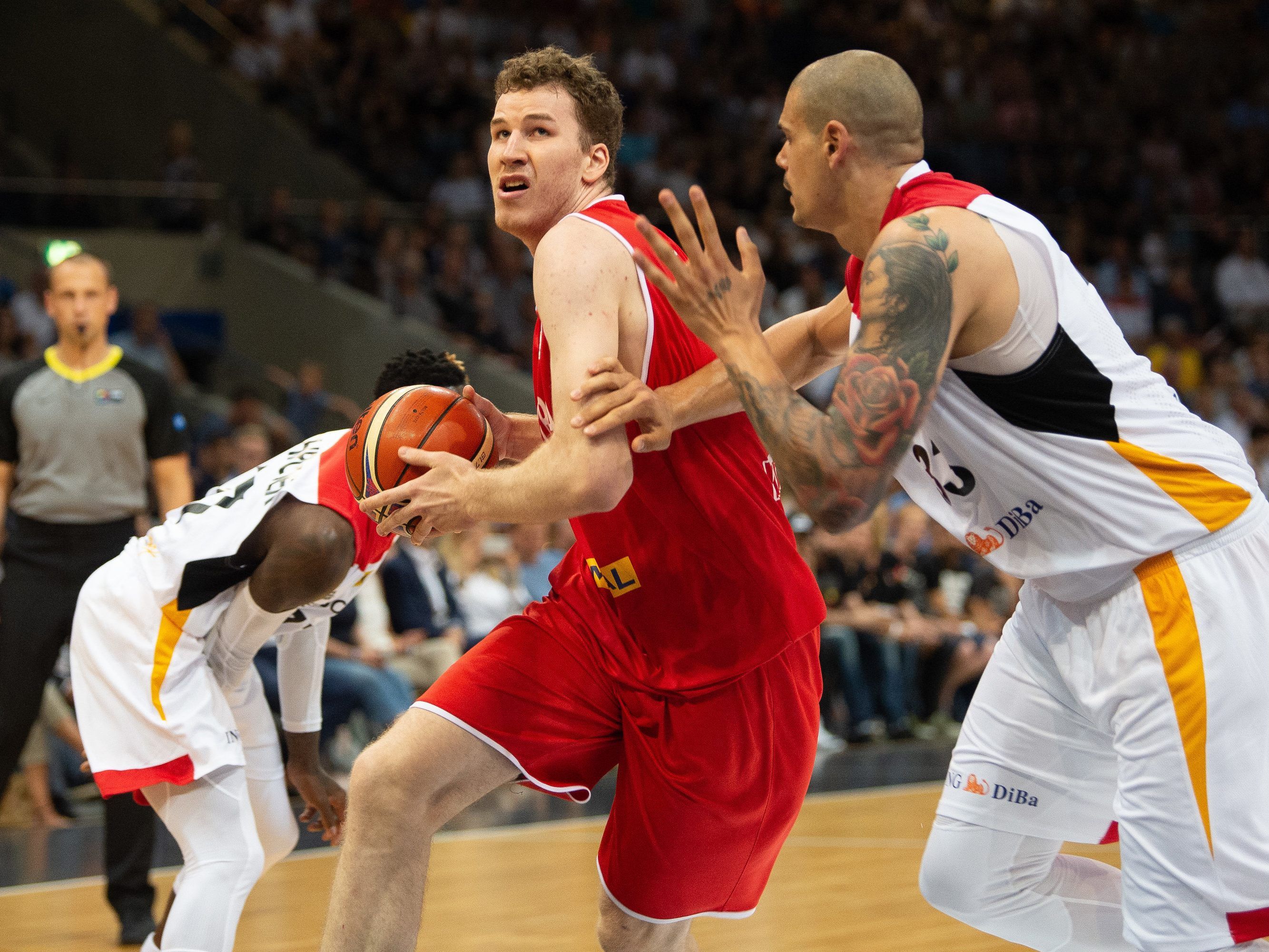 Der Wiener Jakob Pöltl (in rot) wechselt in seine 2. NBA-Mannschaft.