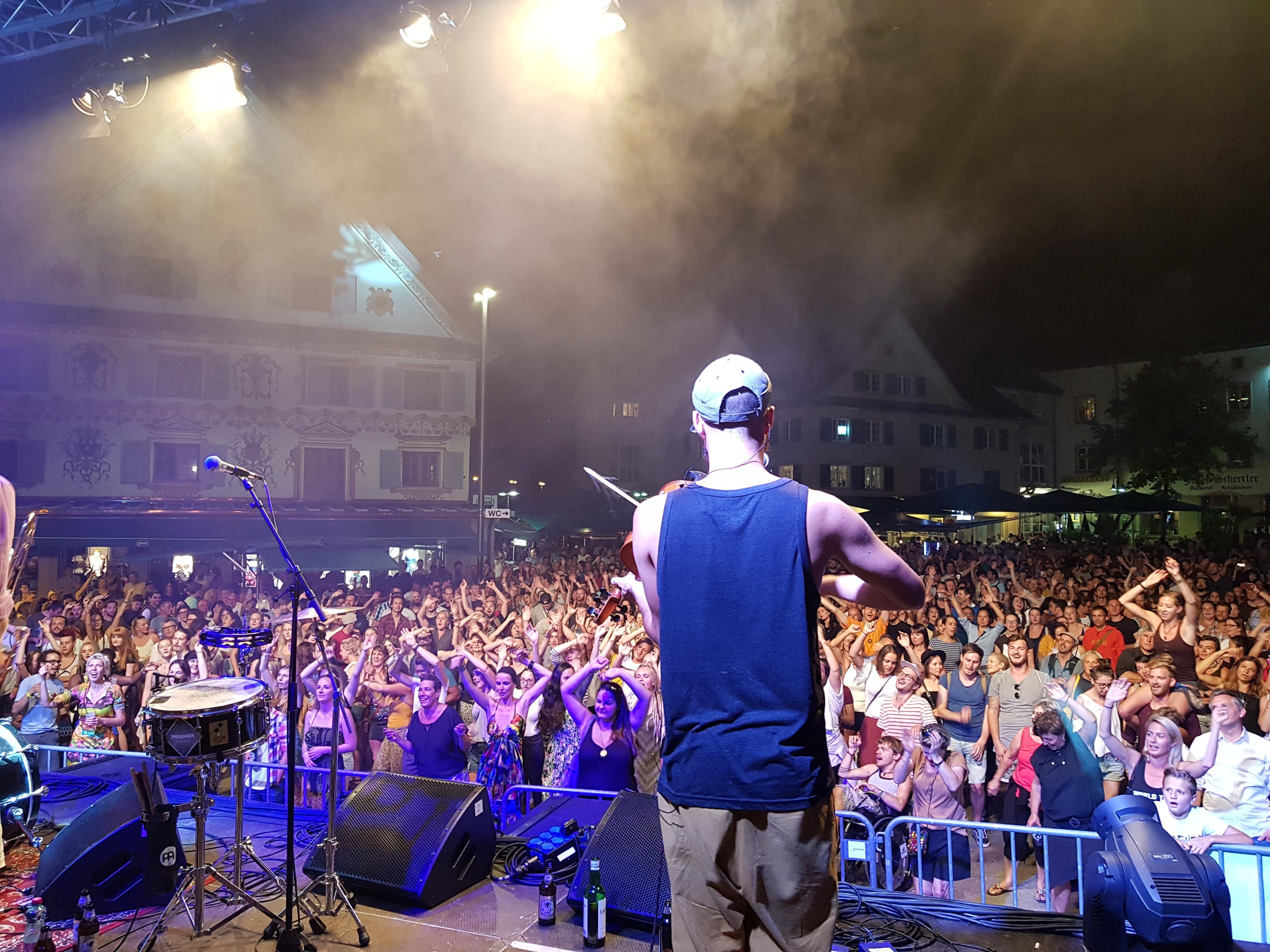 Die fulminante Eröffnung lieferte die Band „Bukahara“