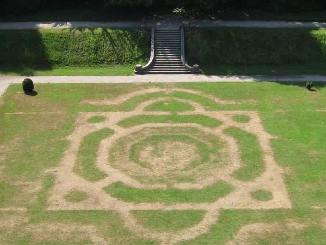 Das sind Umrisse vom ehemaligen viktorianischen Gartens von Gawthorpe Hall