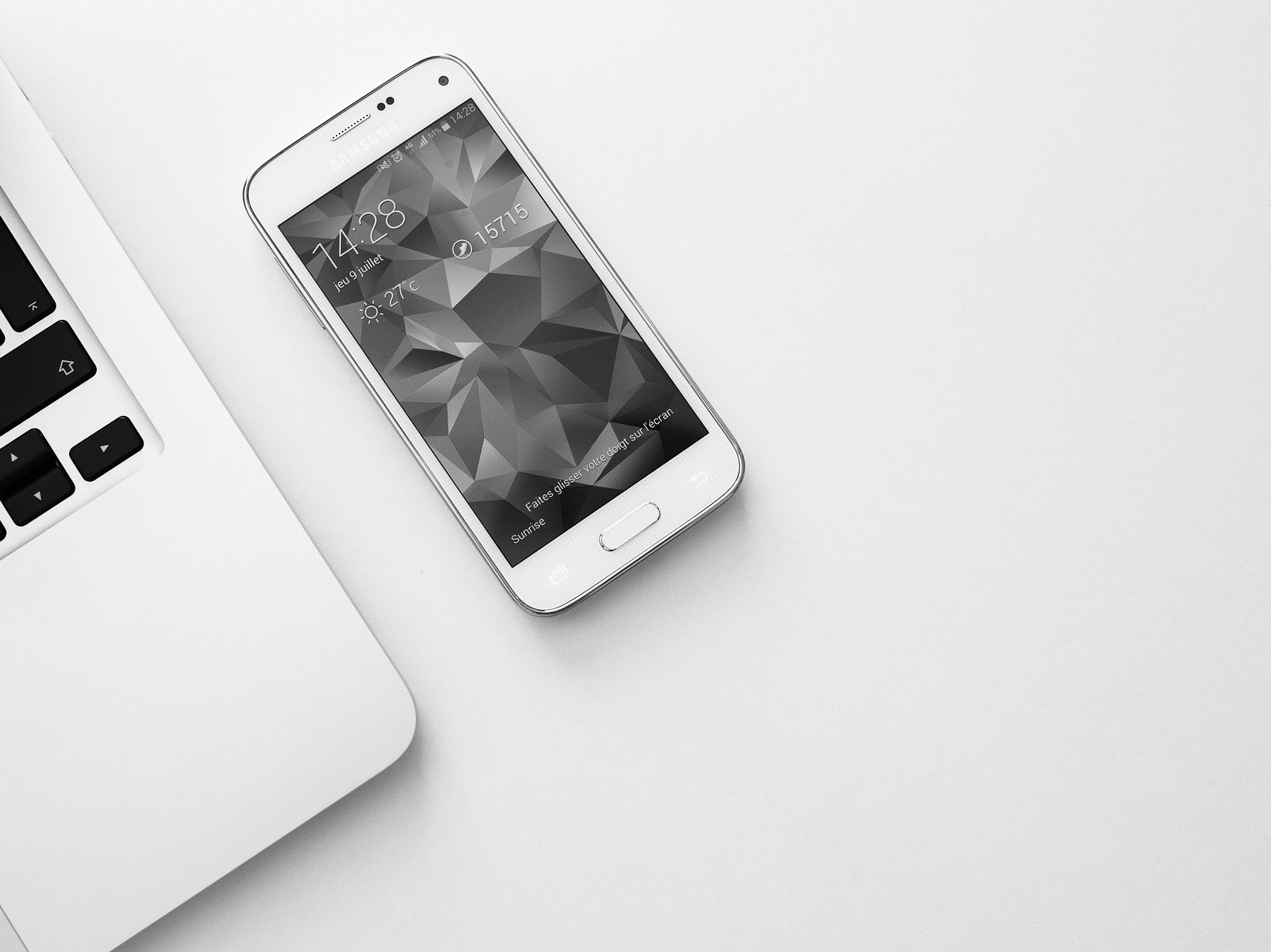 Schwarz-Weiß-Handy-Displays sollen für weniger Ablenkung sorgen.