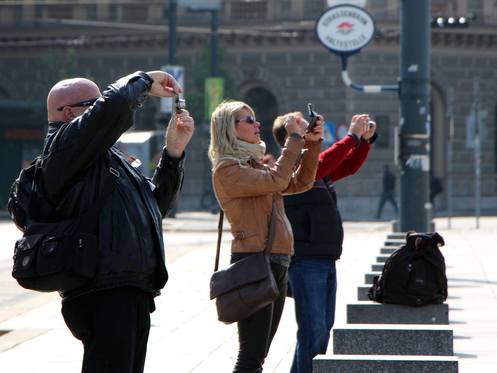 Obwohl immer mehr Touristen nach Wien kommen, wird die Stadt damit gut fertig. Obwohl immer mehr Touristen nach Wien kommen, wird die Stadt damit gut fertig.