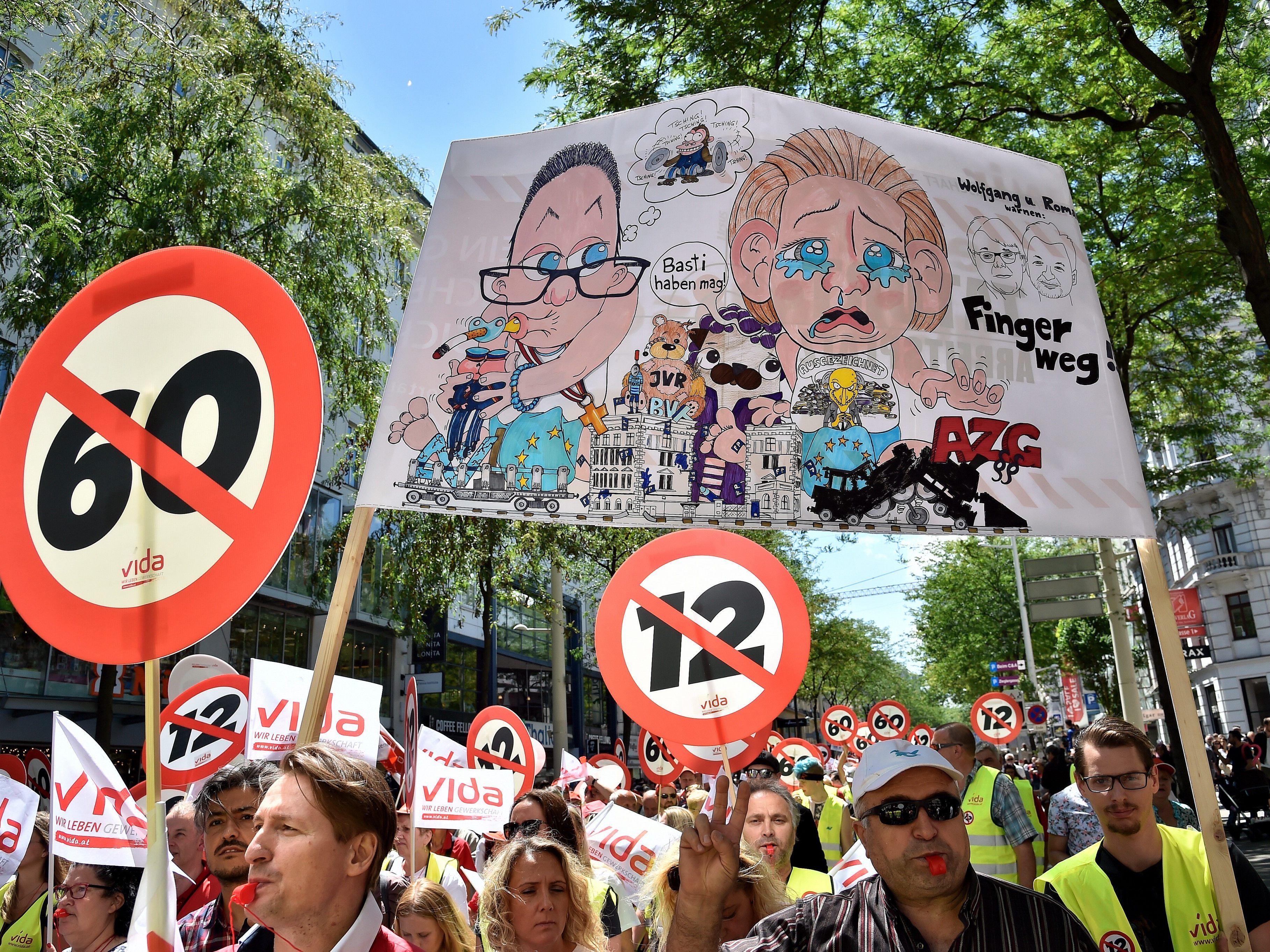 Die ÖVP ist verärgert über die Parolen bei der 12-Stunden-Demo in Wien. Die ÖVP ist verärgert über die Parolen bei der 12-Stunden-Demo in Wien.