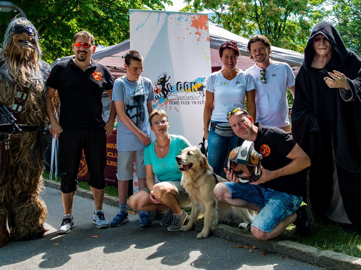 Susanne Marosch und Andreas Wassner mit den Organisatoren der Comic Con unter dem wachsamen Auge von Chewbacca und dem Imperator.