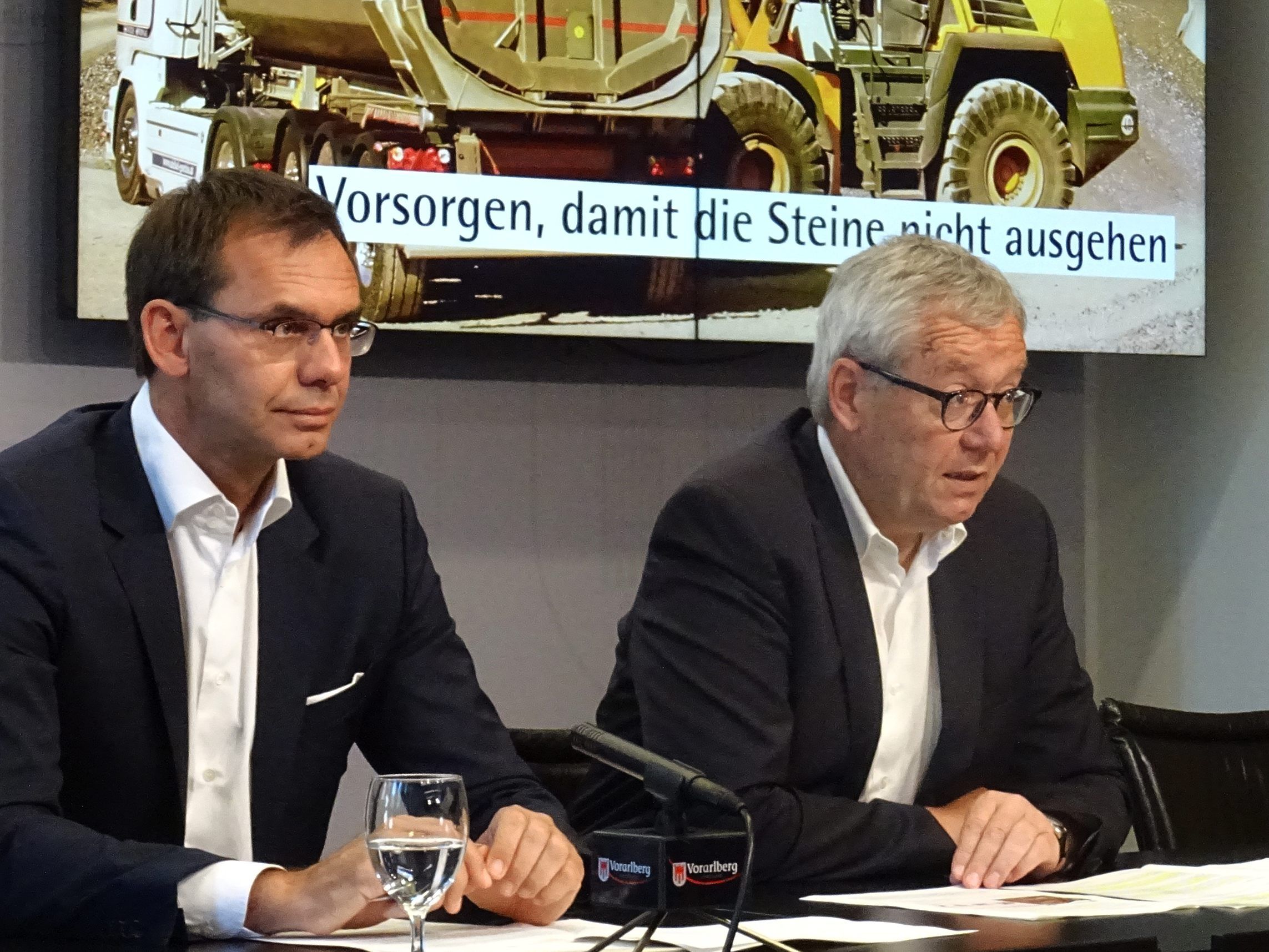 LH Wallner und LSth. Rüdisser präsentierten im Pressefoyer die Ergebnisse einer Bedarfsstudie zur Baurohstoffversorgung.