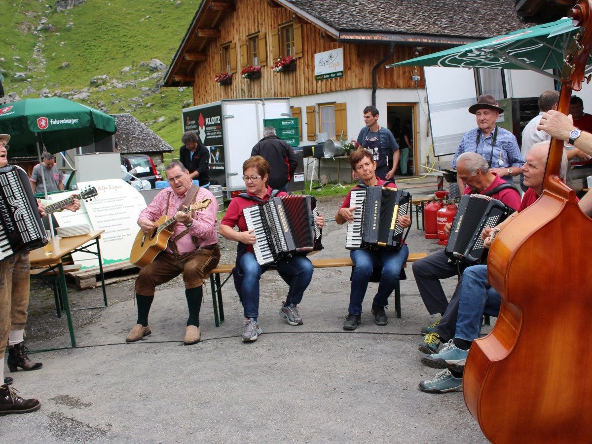 Großes Jubiläum des Musig Hocks auf der Alpe Laguz Großes Jubiläum des Musig Hocks auf der Alpe Laguz