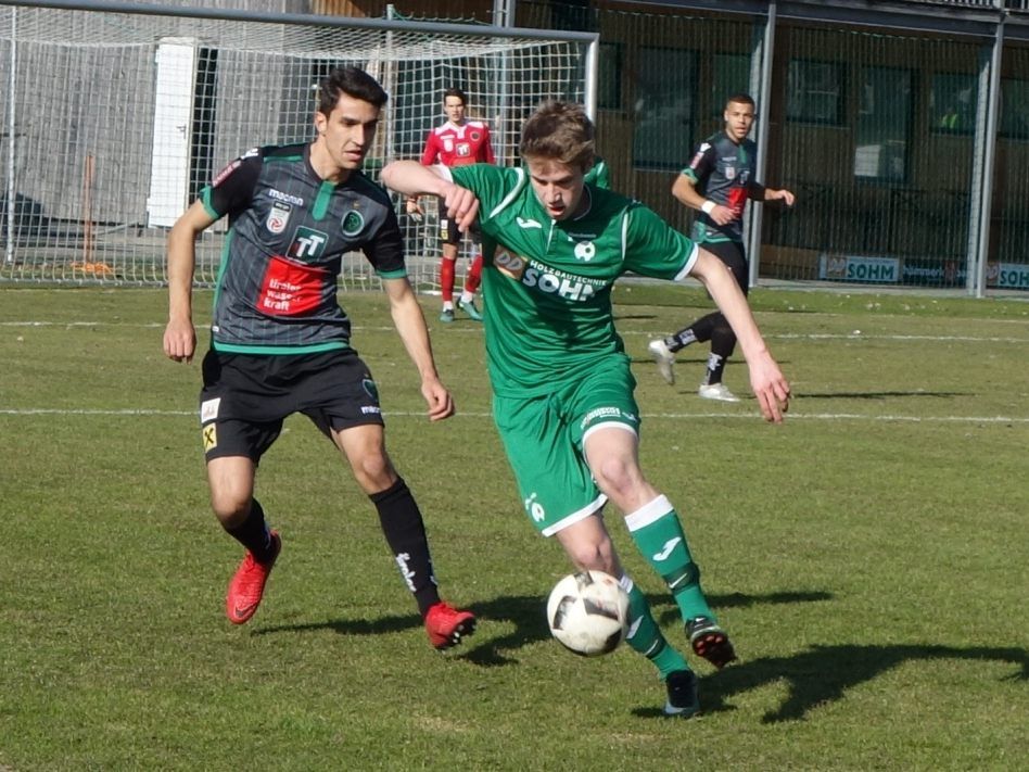 Julian Maldoner und eine Kollegen vom FC Alberschwende hoffen auf den nächsten Derbysieg