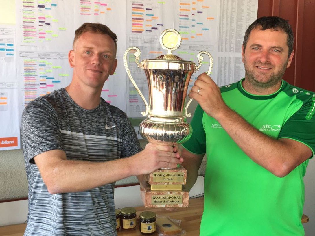 Christoph Birnbaumer und Ingo Hagspiel stemmten den Siegerpokal in die Höhe.