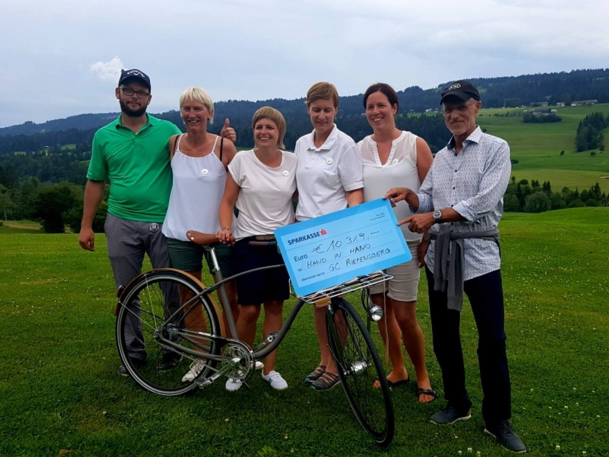 Das Team von "Hand und Hand" flankiert von Johannes Wackerle und Toni Innauer.