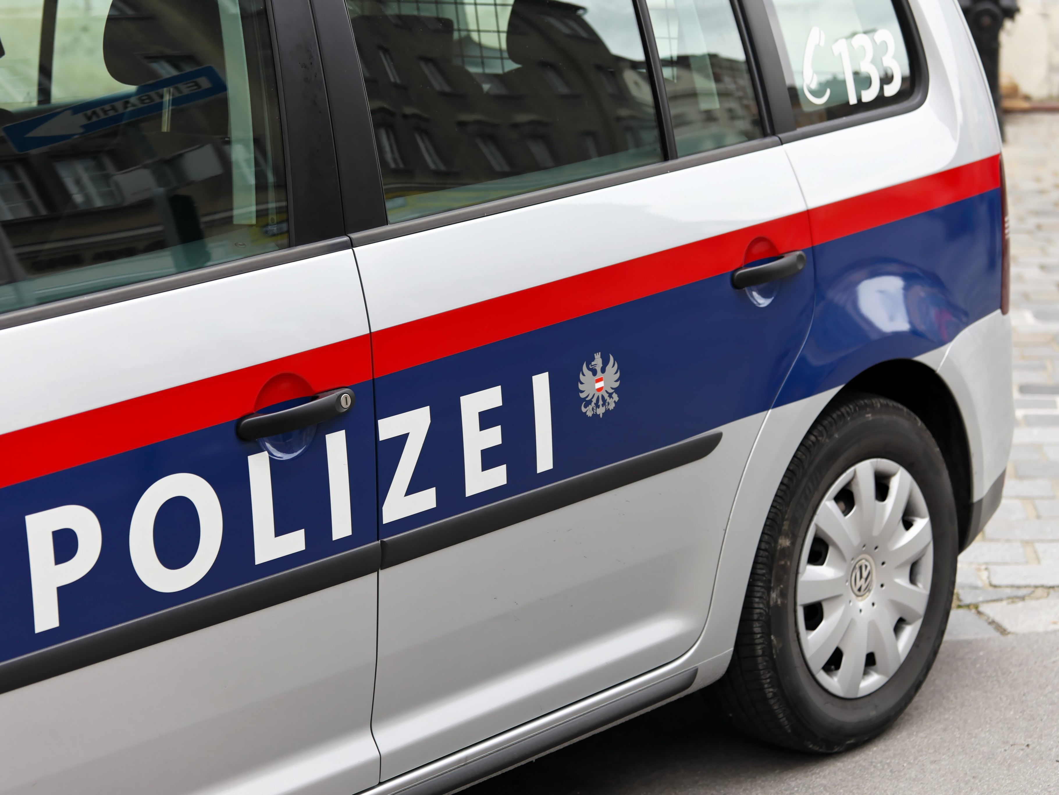 Die Polizei sperrte mehrere umliegende Straßen ab.