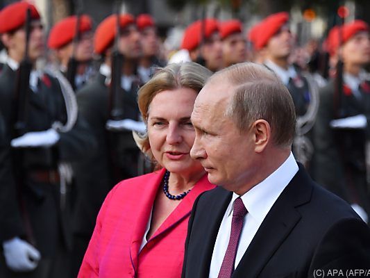 Putins Hochzeitbesuch lässt die Wogen hochgehen Putins Hochzeitbesuch lässt die Wogen hochgehen