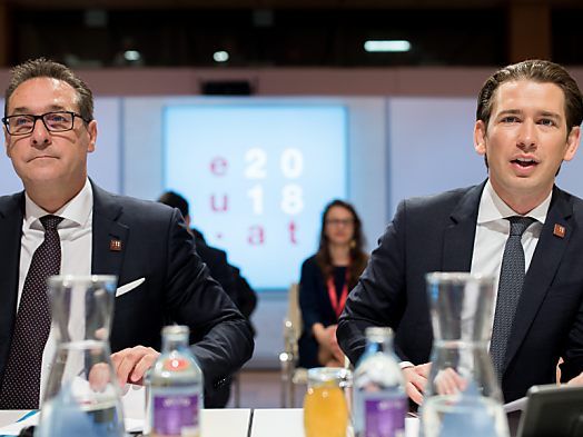 Strache und Kurz werden im Pressefoyer erwartet Strache und Kurz werden im Pressefoyer erwartet