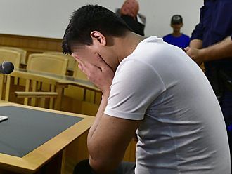 Angeklagter gab Alter mit 19 an, er soll aber über 21 Jahre alt sein Angeklagter gab Alter mit 19 an, er soll aber über 21 Jahre alt sein