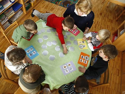 Regierung lädt zu Pressekonferenz in Kindergarten