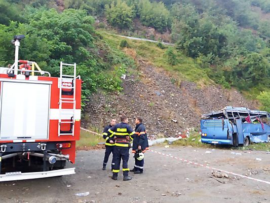 Der Bus stürzte 20 Meter ab