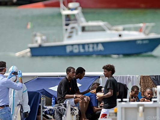 Albanien, Irland und die katholische Kirche helfen