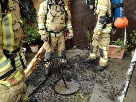 Die Asche der Feuerschale setzt einen Balkon in Brand.