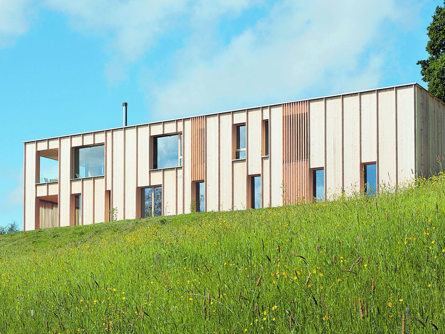 Wie ein Möbelstück ist es in den Natur- und Kulturraum eingepasst.