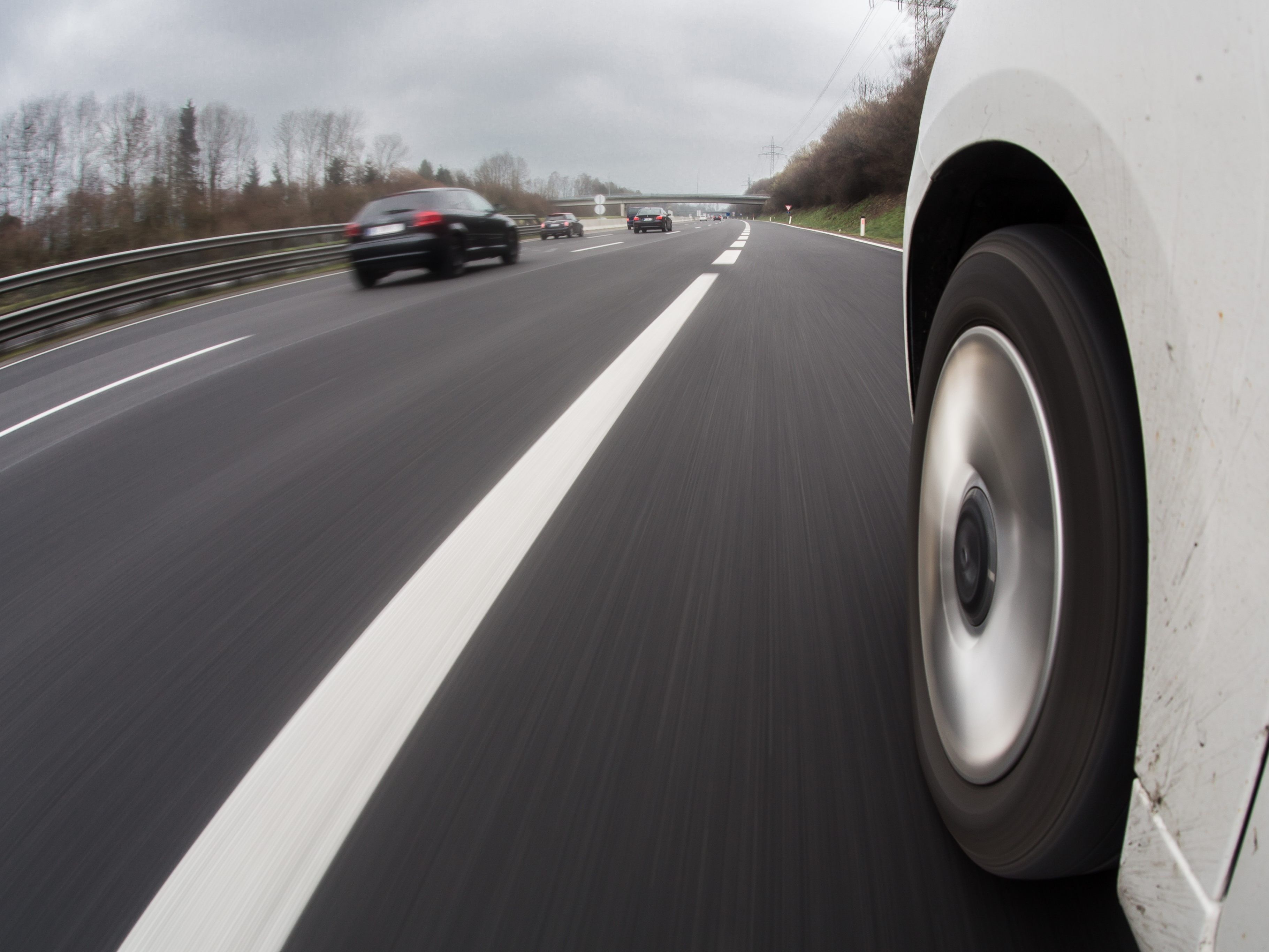 Ein Überholmanöver auf der deutschen A96 kommt einen Österreicher teuer zu stehen.