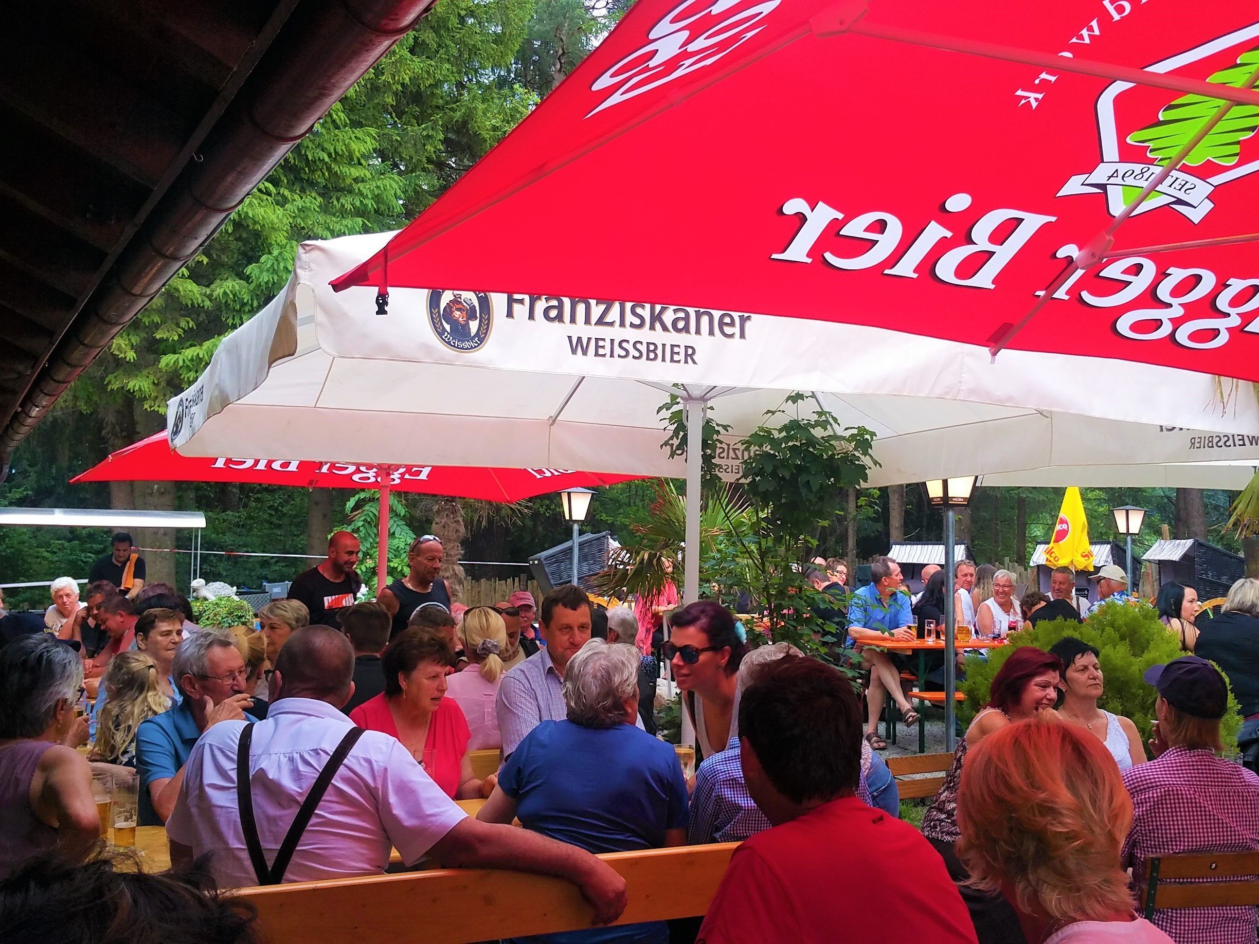 Es erwartet die Gäste Live Musik mit Johnny & Alf aus Dornbirn.