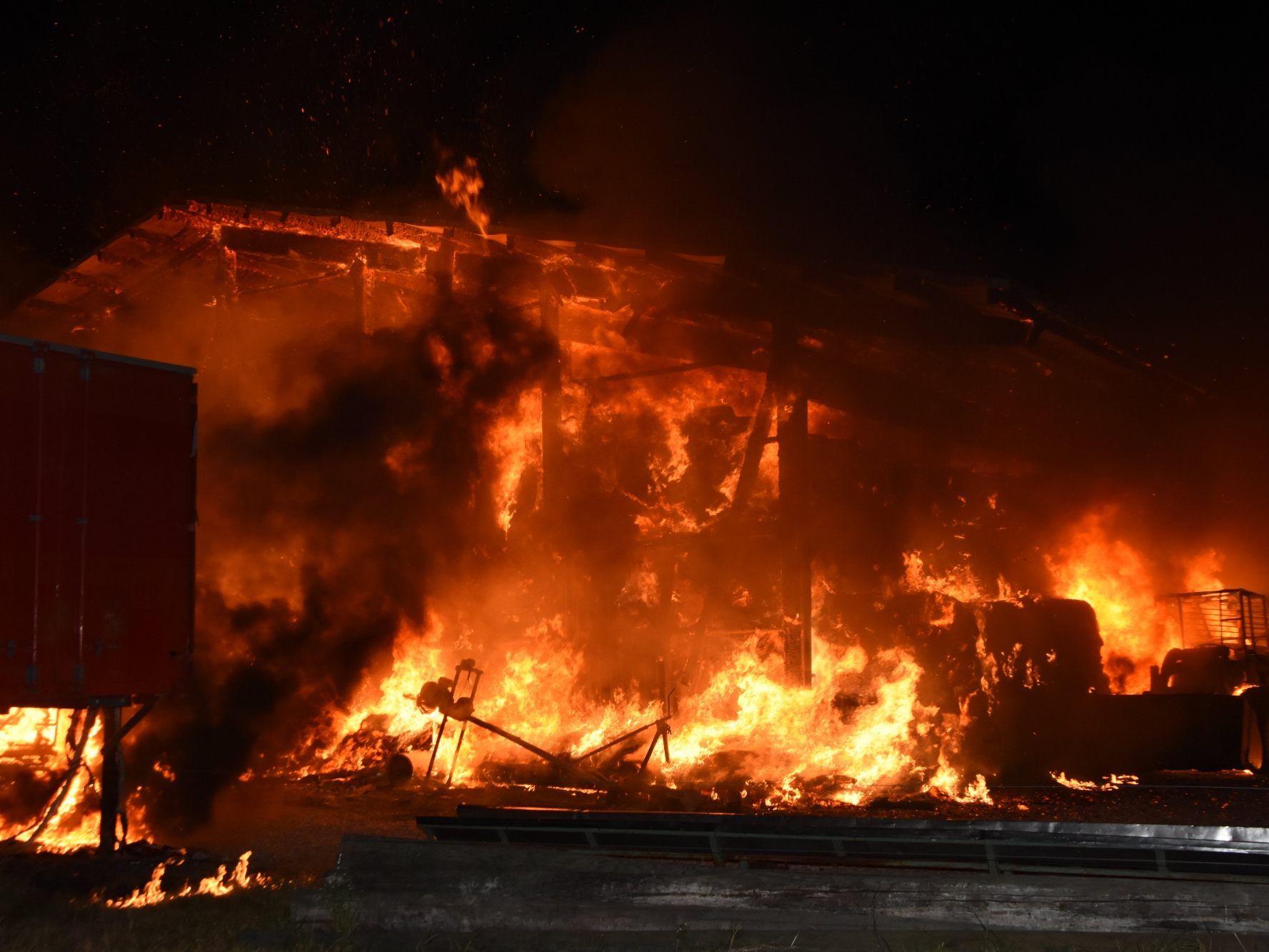 Der Stall brannte völlig aus. Verletzt wurde niemand.