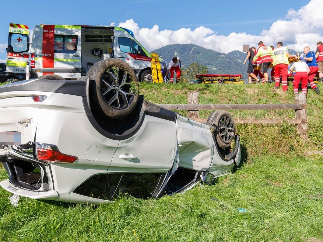 Der Wagen kam auf dem Dach zu liegen. Der Wagen kam auf dem Dach zu liegen.