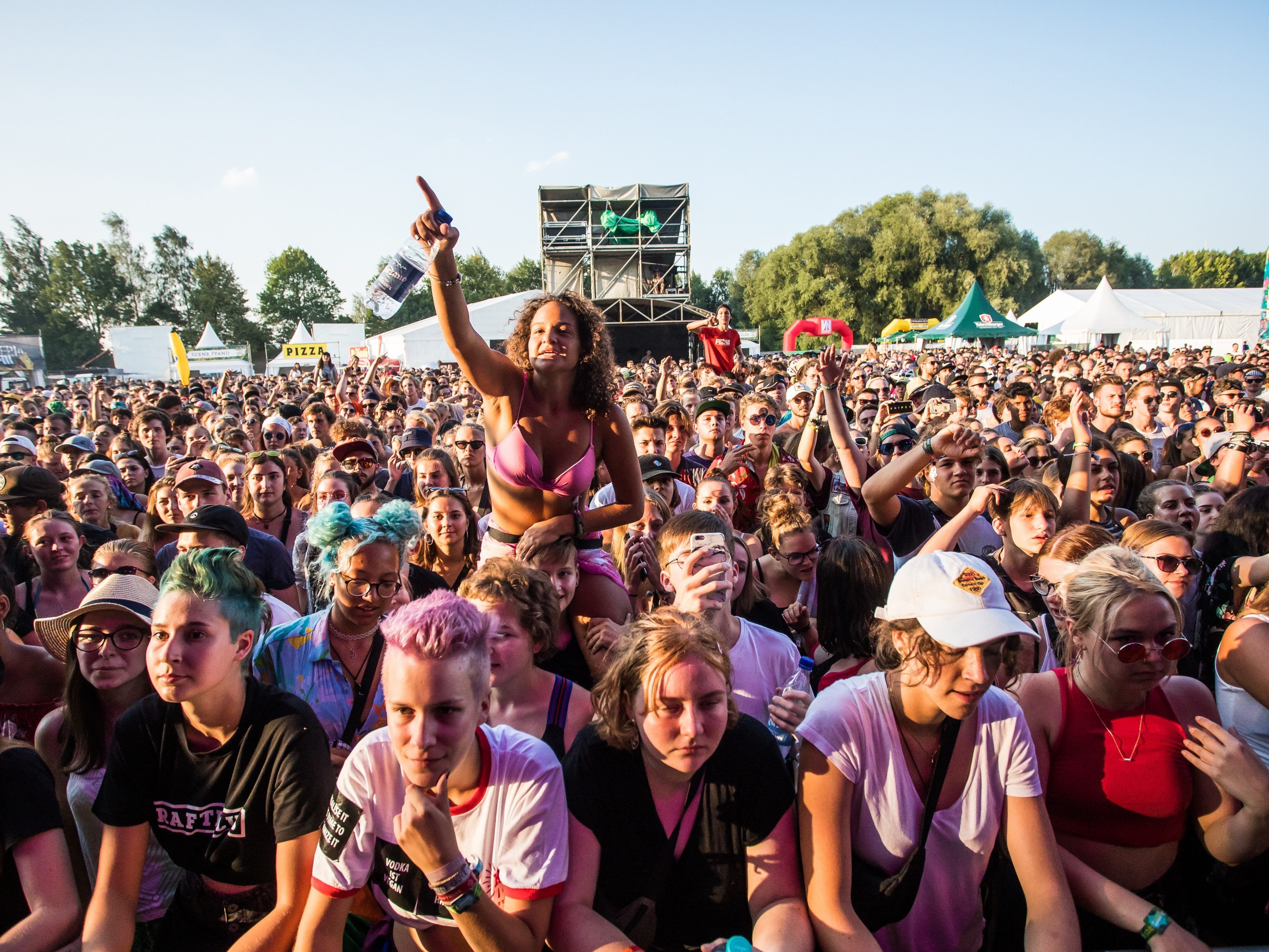 Das diesjährige Szene Openair ging bei Sonnenschein und heißen Temperaturen über die Bühne. Das diesjährige Szene Openair ging bei Sonnenschein und heißen Temperaturen über die Bühne.